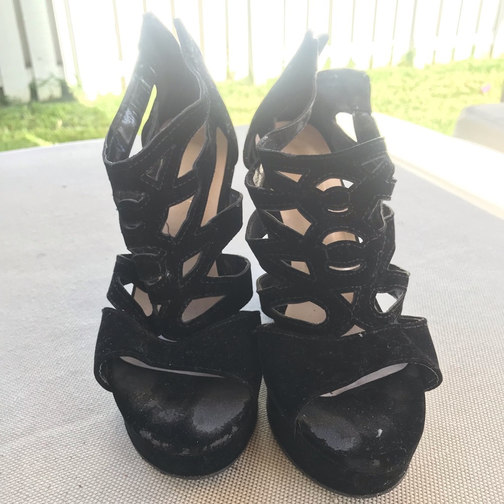 Black wedges